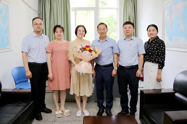 闫祖书看望慰问15vip太阳集团官网杨沛副教授 - 副本.jpg